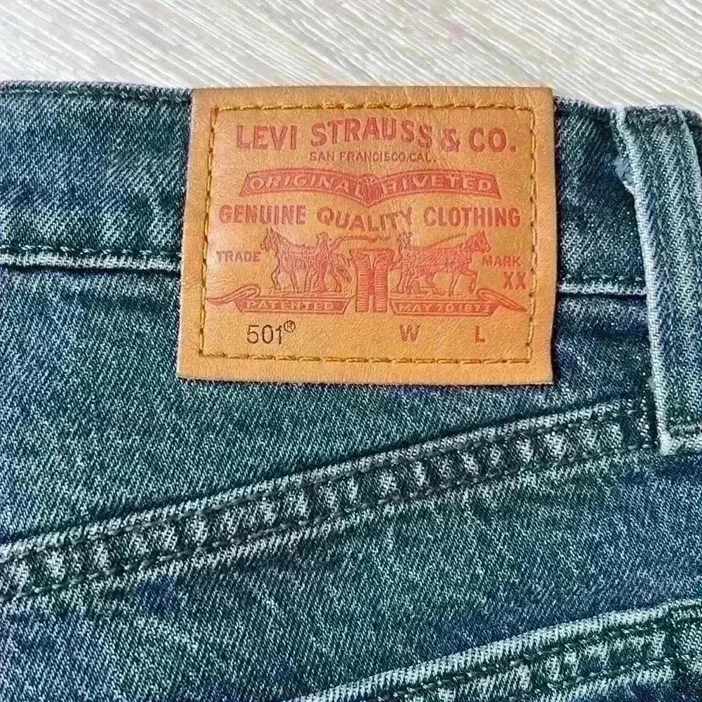 Levi’s 501 Original Cropped Women’s Jean - Picture 6 of 6